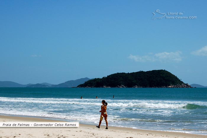 Surf na praia de palmas, garota passeando pelas areias desta linda praia catarinense