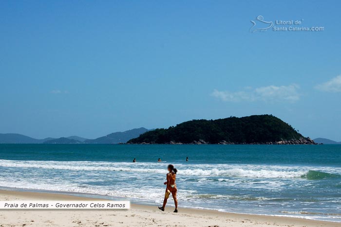 Foto Surf Na Praia De Palmas Garota Passeando Pelas Areias Desta Linda Praia Ca