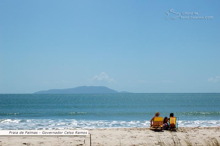 Pessoas descansando em baixo do guarda sol e adimirando este paraíso catarinense