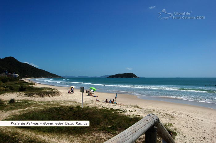 Orla da praia de palmas em governador celso ramos em santa catarina