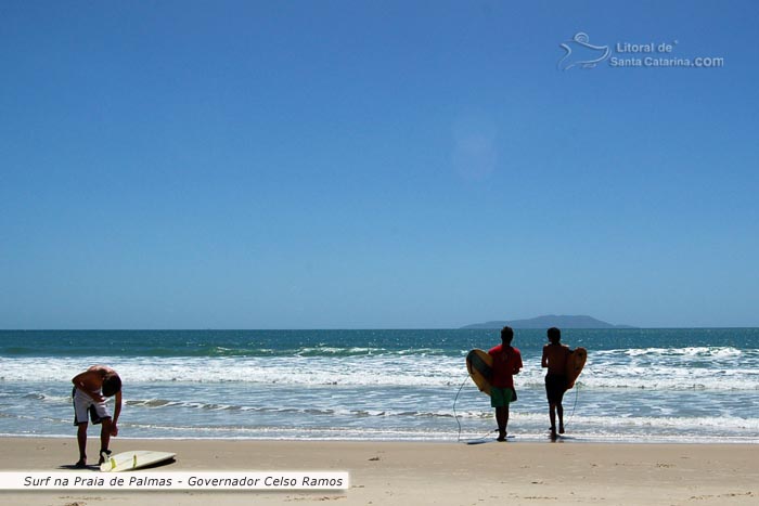 Galera indo fazer um surf na praia de palmas em governador celso ramos sc