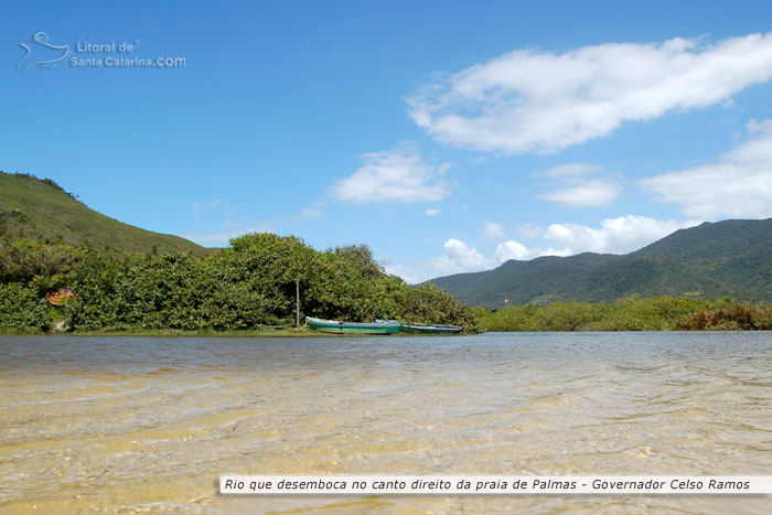 Rio que desemboca no canto da praia de palmas em governador celso ramos