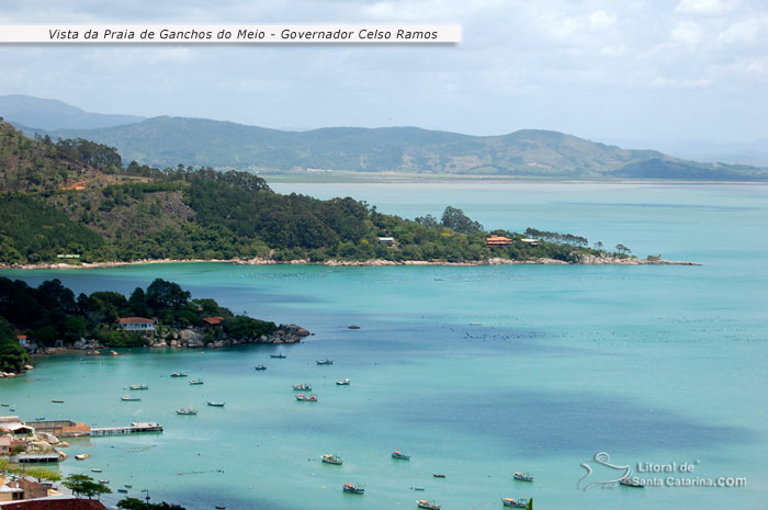 Vista da praia de ganchos do meio de governador celso ramos