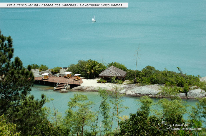 Praia particular na enseada dos ganchos em governador celso ramos