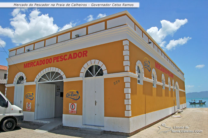 Mercado do pescador na praia de calheiros em gov celso ramos