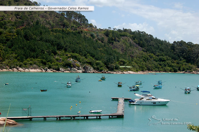 Praia de calheiros em governador celso ramos em santa catarina - brasil