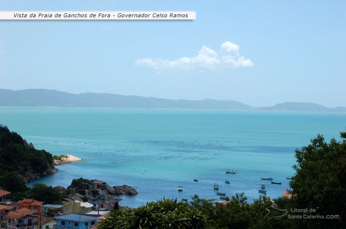 Vista da praia dos ganchos de fora em governador celso ramos