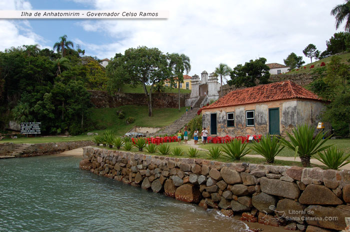 Ilha de Anhatomirim arquitetura e mar