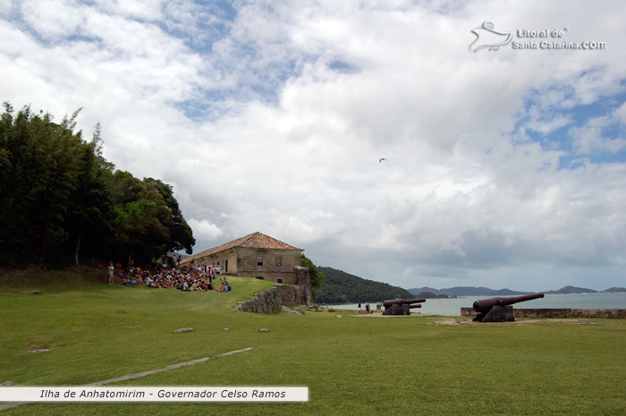 Ilha de Anhatomirim canhões e mar