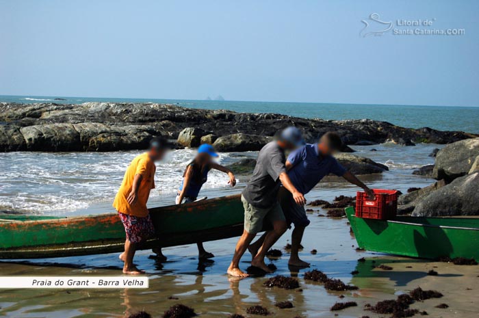 praia do grant em barra velha, homens tirando o barco de pesca da água