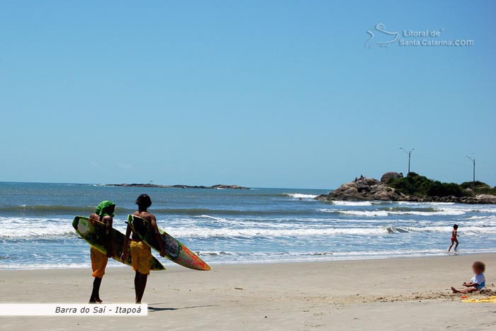 garotos indo fazer um surf em itapoa, sc