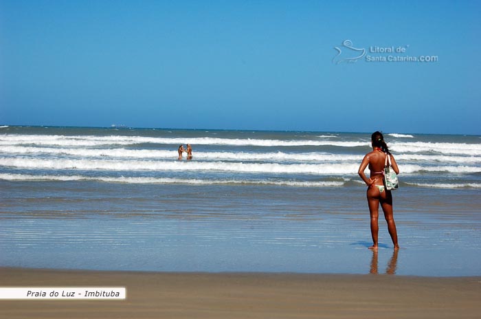 Esta foto de imbituba, mostra as gatas de biquini, aproveitando muito a praia do luz