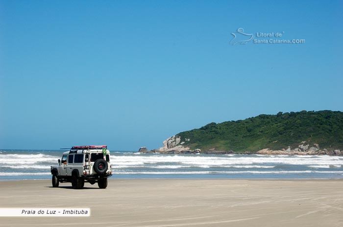 Land Rover, parada na praia do luz para completar uma paisagem super selvagem