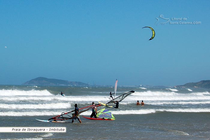 Kite surf, wind surf, na praia de ibiraquera, santa catarina, brasil