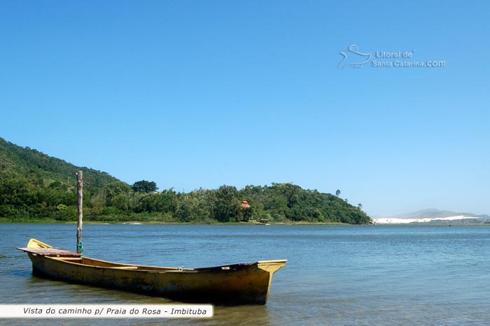 Barquinho parado, caminho da praia rosa