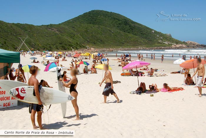 galera se preparando para um surf na praia do rosa