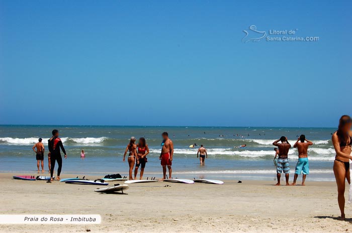 Surfista acabou de pegar umas ondas na praia do rosa sc