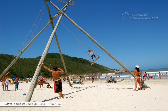 Garoto treinando o equilibrio na praia do rosa