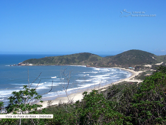 Vista total da praia do rosa, brasil