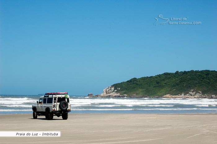 Carro na praia do luz