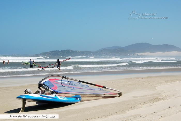 praia de ibiraquera, galera indo fazer wind e kite surf sc