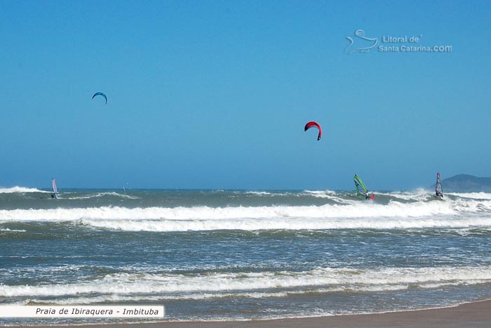 galera surfando na ondas  de kite surf em ibiraquera