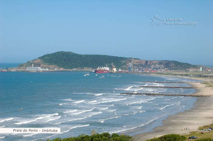 Vista linda aérea da praia do porto