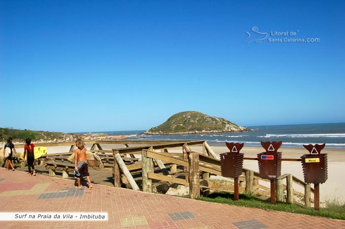 Galerinha indo fazer um surf na praia da vila