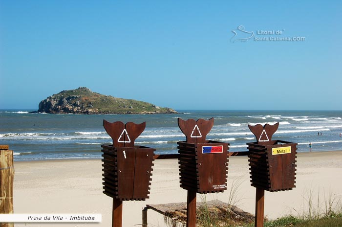 Lixeiras no formato de rabo de baleia na praia da vila sc