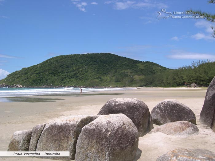 Orla da paradisíaca praia vermelha