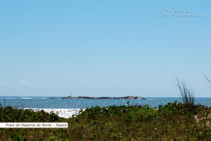 praia de itapema do norte, restinga preservada, mar tranquilo e ideal para família