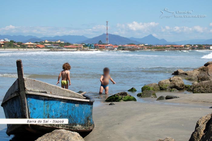 barra do saí, itapoá, crianças brincando na praia