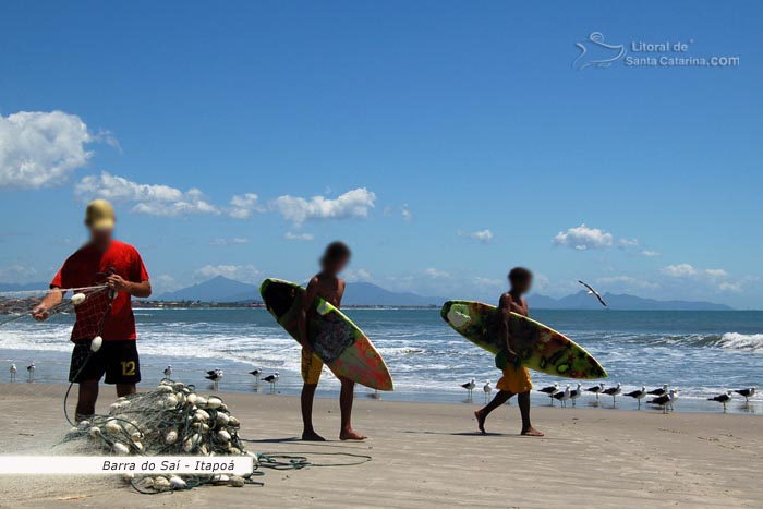 surfista indo pegar umas ondas e pescador arrumando a rede de pesca em itapoá