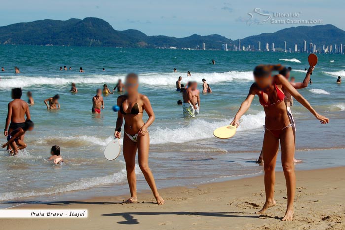 gatas da praia brava de itajai, jogando frescobol