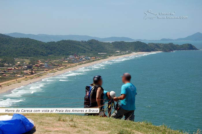 Morro do careca, vista para a praia dos amores e praia brava, mulher vai pular de parapente