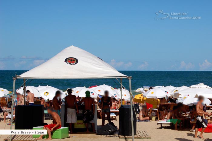 dj nas areias da praia brava, fazendo um som para a galera curtir muito na praia