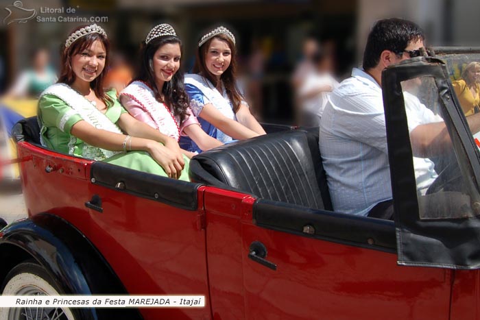 rainhas e princesas desfilando para promover a festa marejada