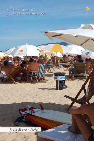 galera curtindo um sol na praia brava de itajaí