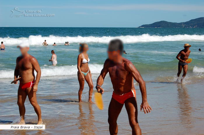 galera jogando frescobol na praia brava itajaí