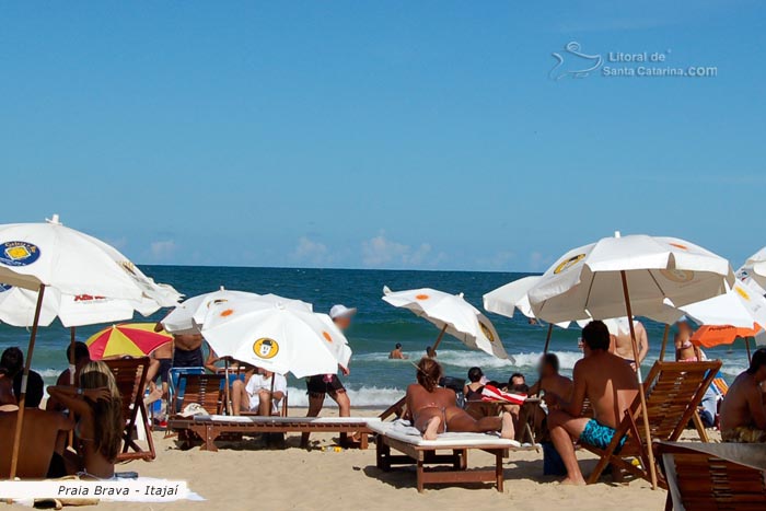 galera tomando sol na praia brava de itajaí sc