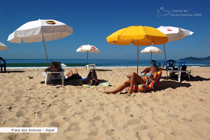 gatas tomando sol de biquini na praia dos amores de itajaí sc brasil