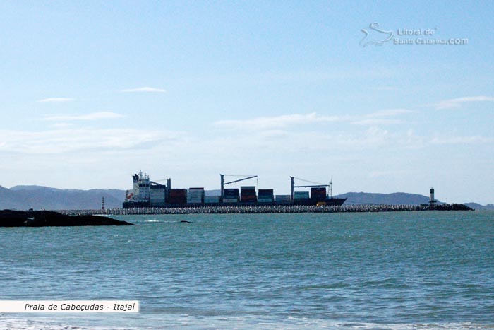 praia de cabeçudas sc, ao fundo um navio