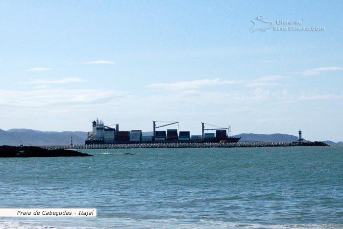 praia de cabeçudas sc, ao fundo um navio