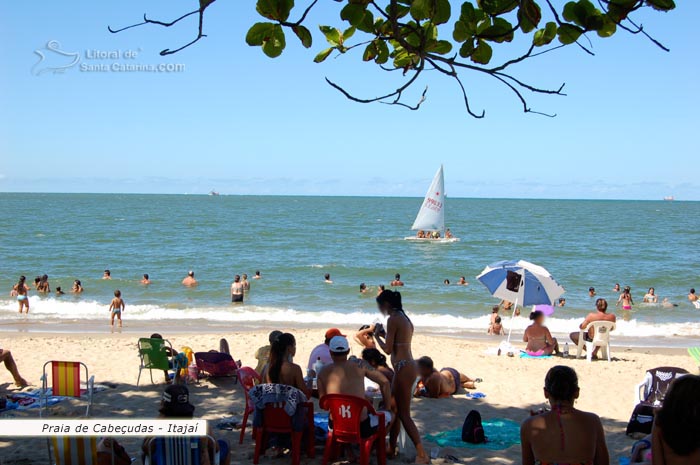 praia de cabeçudas lotada de turístas