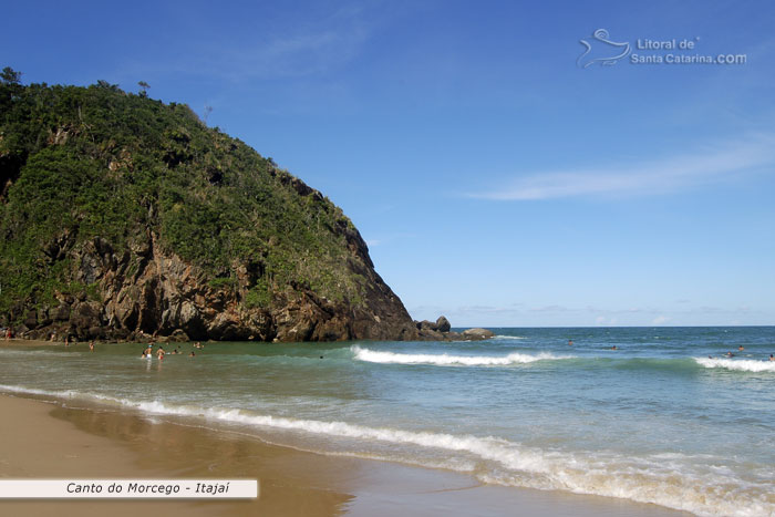 canto do morcego, santa catarina, brasil, pessoas nadando tranquilamente por esta praia maravilhosa e ao fundo um morro que é a coisa mais linda