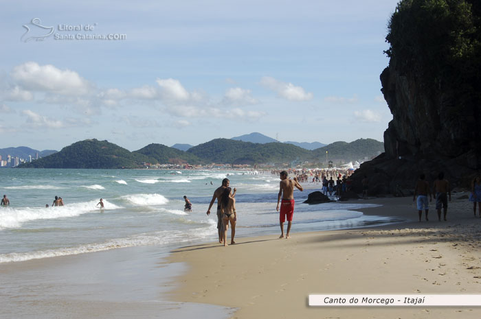 pessoas fazendo caminhada no canto do morcego e ao fundo a praia brava itajai