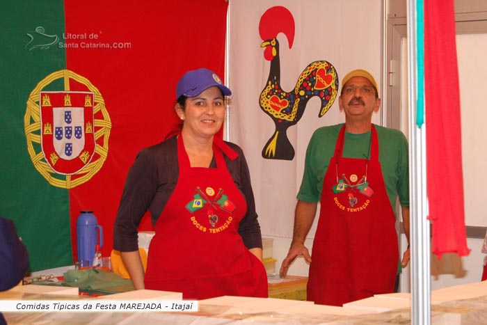 casal servindo comidas típicas na festa marejada sc brasil