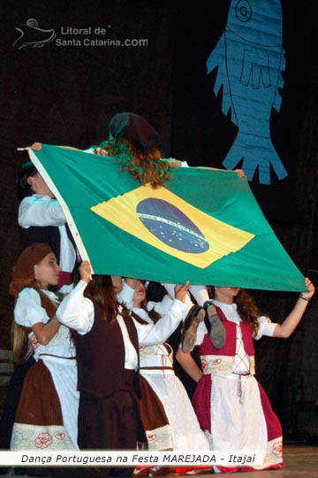 dança portuguesa e as crianças segurando a bandeira do brasil na festa marejada, itajaí