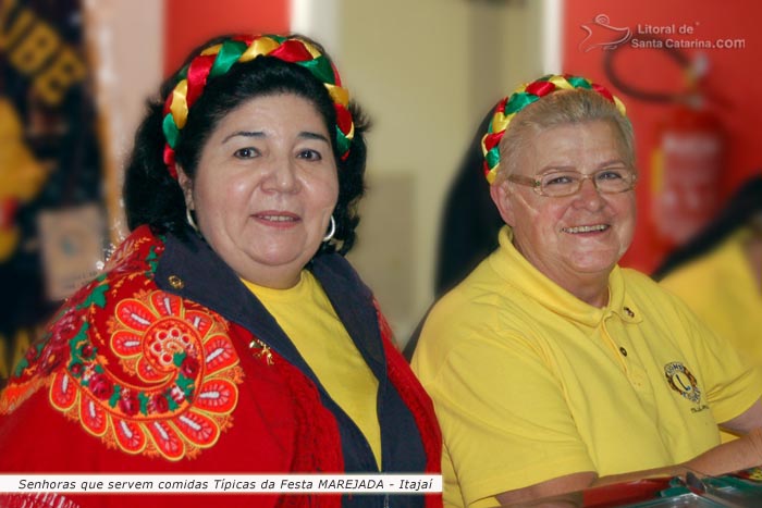 senhoras que servem comidas típicas na festa marejada de itajai