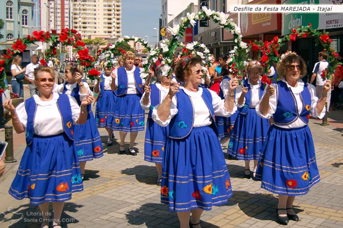 desfile nas ruas de itajai da festa marejada